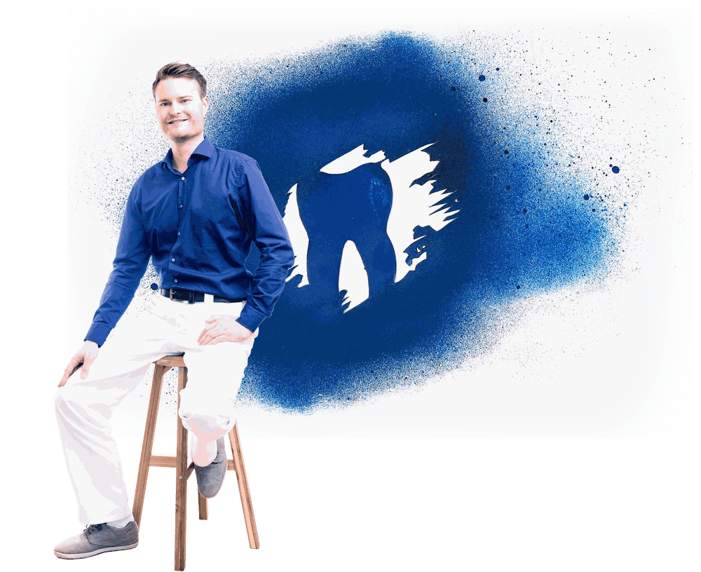 Dr. Nicolas Rode vor einem seiner Kunstwerke